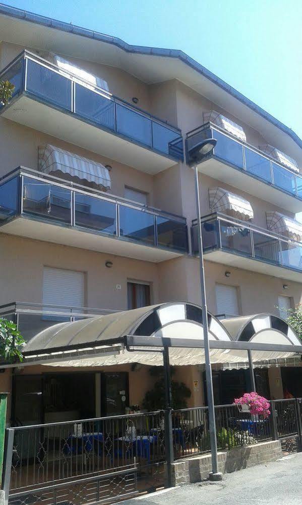 Hotel Gialpina Viserba Di Rimini Exteriér fotografie